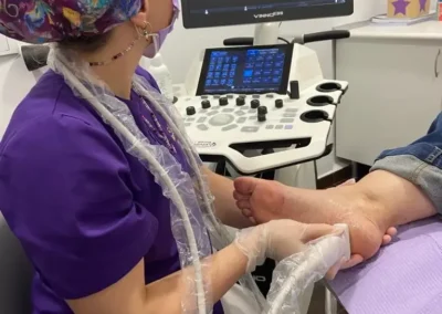 Podóloga realizando diagnóstico con ecografía en el pie en clínica de Talavera de la Reina
