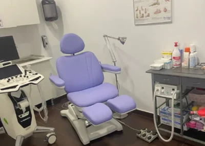 Consulta de podología con sillón clínico y equipamiento profesional en Talavera de la Reina
