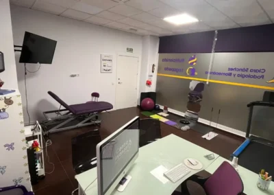 Sala de rehabilitación con equipamiento para biomecánica y terapia física en clínica podológica en Talavera de la Reina