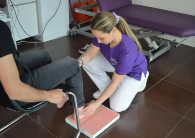 Podóloga realizando análisis de la pisada a paciente en clínica de podología en Talavera de la Reina